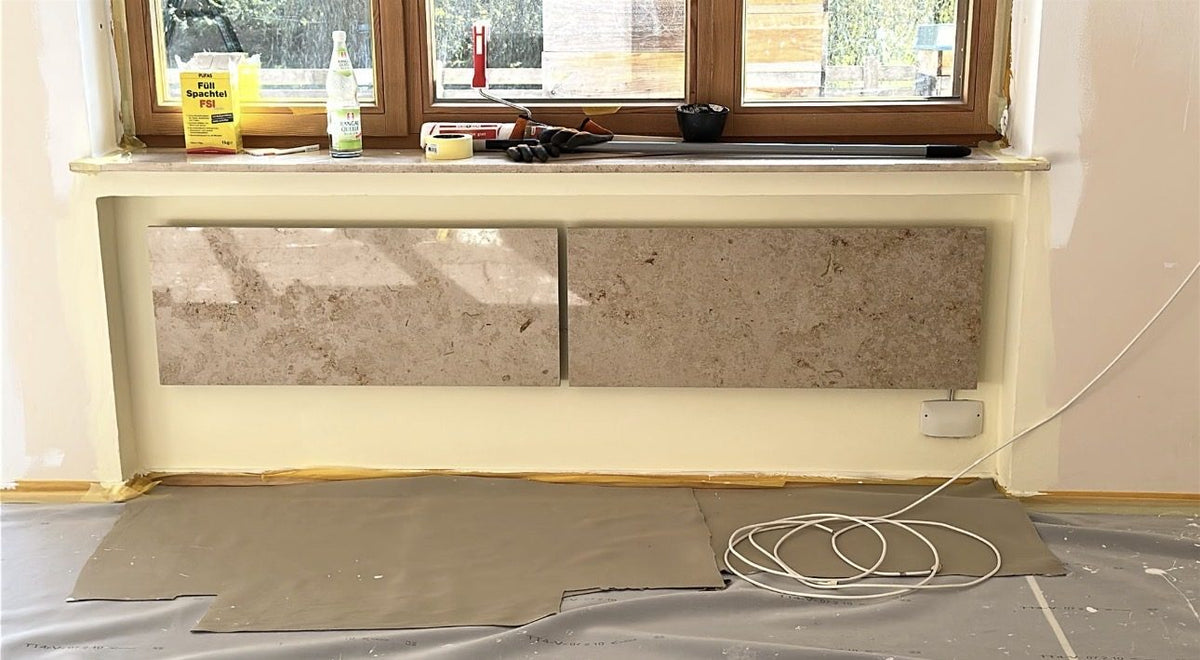 Zwei Marwona Jura Marmor-Heizplatten nebeneinander in einer Fensternische, montiert von Michael Schreistetter – Aufnahme während der Bauphase