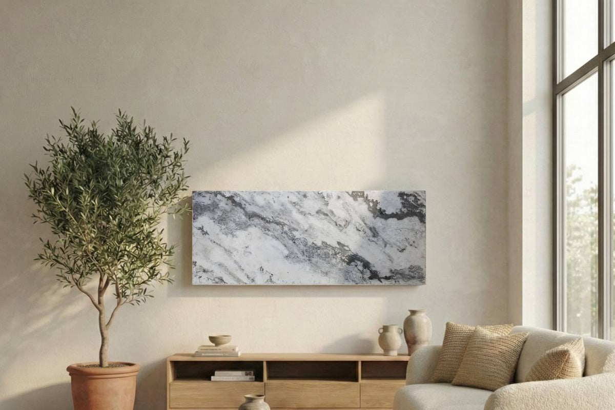 Marwona Qarama-Natursteinheizung 800 Watt, quer an einer freien Wand montiert (KI-generierte Raumillustration)