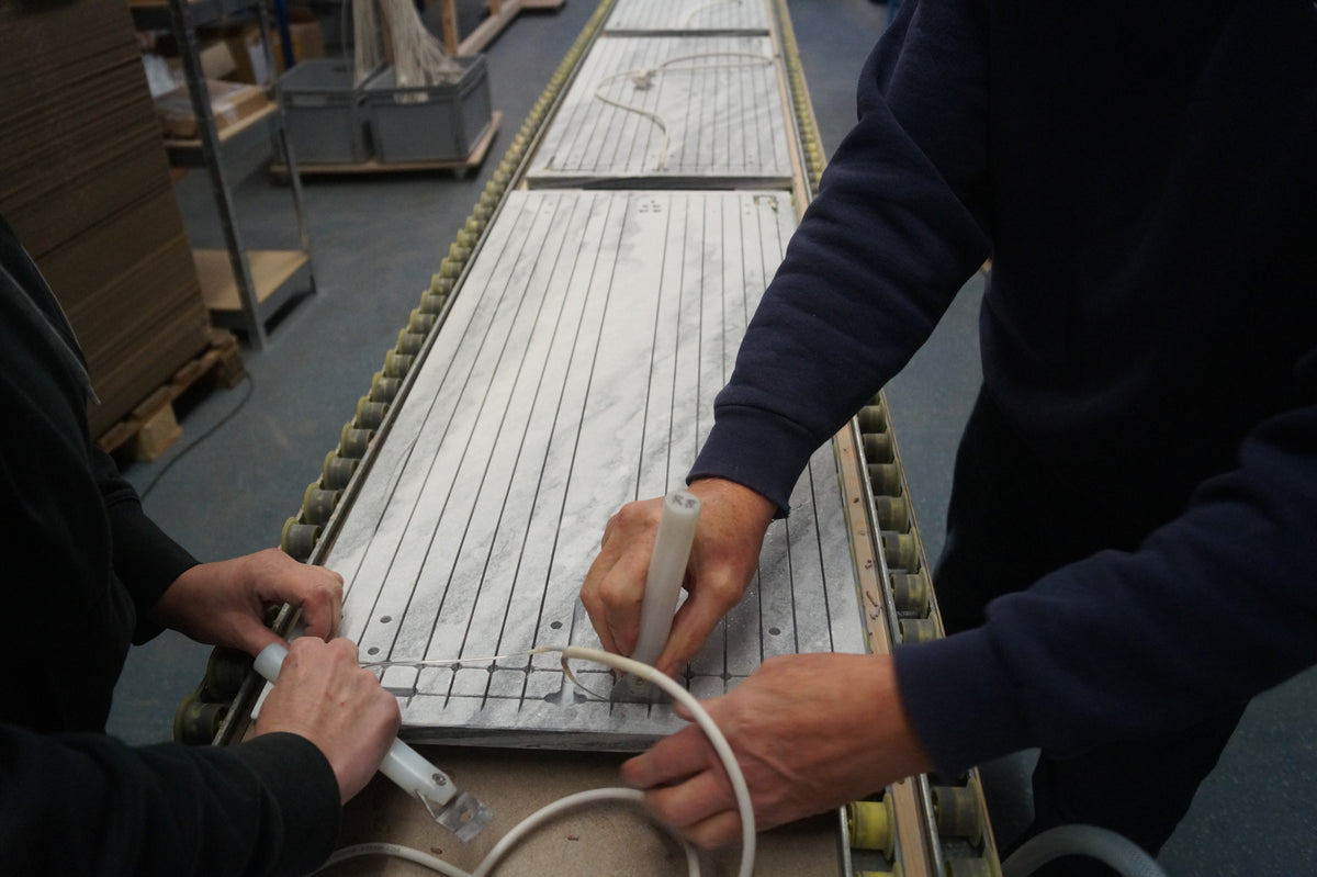 Detailaufnahme der Handarbeit an einem Heizpanel