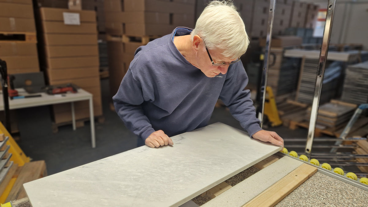 Reinhold bei der Bearbeitung eines Naturstein-Heizpanels in Straubing